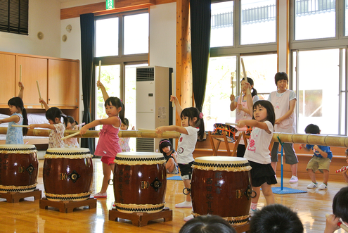 「こまち太鼓」を実践する西田保育所。福島県郡山市にて。2011年度地域社会プログラム「「こまち太鼓」で地域のつながりを再生し被災児の屋内保育をサポート！」（2012年）