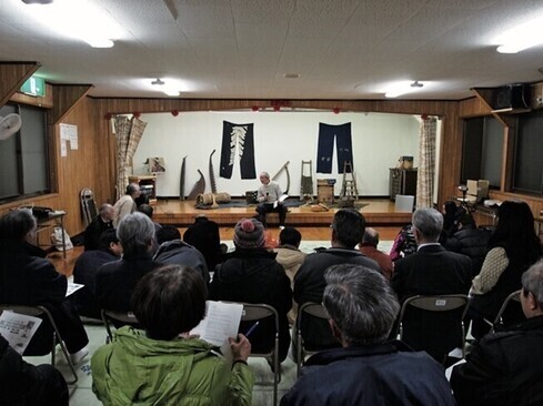 屋久島の北東に位置する楠川集落での、集落の昔の話を若者に伝承することを目的としたイベント「語り部の集い」。2011年度地域社会プログラム「屋久島“里エコ”プロジェクト─人・モノ・心の交流から生まれる地域再生を目指して」