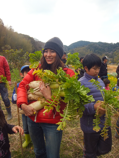 第14回 里山学校「里山で春の七草を探そう！」の一コマ。2011年度地域社会プログラム「南房総の里山を、未来に残すために　―里山と都市をヒト・コト・モノが行き来する、2地域循環システム」（2014年2月）