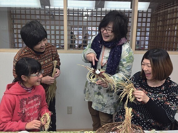 野の花や自然のものを使ってリースやオブジェを作るワークショップの様子。2014年度 国内助成プログラム「プチ起業家女性25人のネットワークによる自治精神の回復プロジェクト─わたしが動けば変えられる！　脱・他人まかせ・脱・陳状」