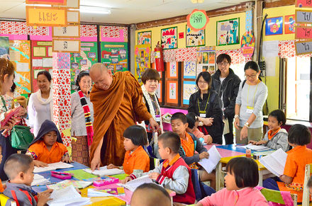 村の小学校を訪問（タイ国コンケン県ウボンラット郡クンダーン村）。2015年度国際助成プログラム「心豊かな「死」をむかえる看取りの「場」づくり―日本国西宮市・尼崎市とタイ国コンケン県ウボンラット郡の介護実践の学び合い」（2016年2月）